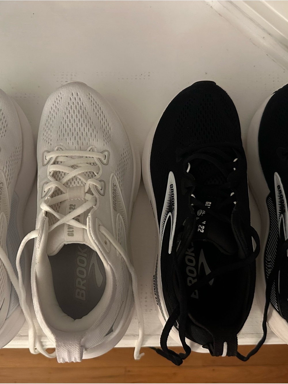 7.5 WIDE Women’s Brooks Running Shoes in White and Black